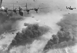 Luftangriff Ploesti Rumaenien B 24 Bomber
